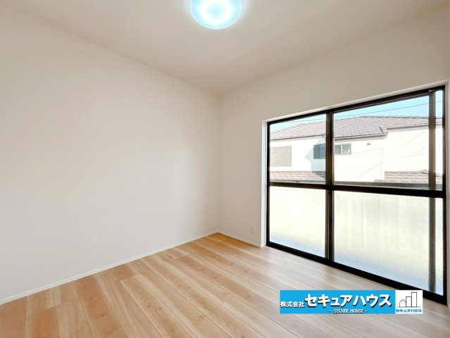 【中古戸建】東海市荒尾町奥曽山の洋室|■2階4.5帖洋室
和室から洋室へリフォームしました。