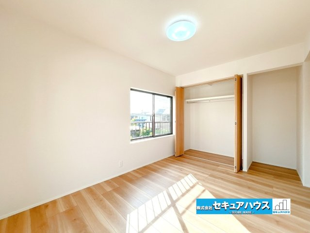 【中古戸建】東海市荒尾町奥曽山の洋室|■2階6帖洋室
和室から洋室へリフォームしました。
バルコニーへ出ることができるお部屋です。