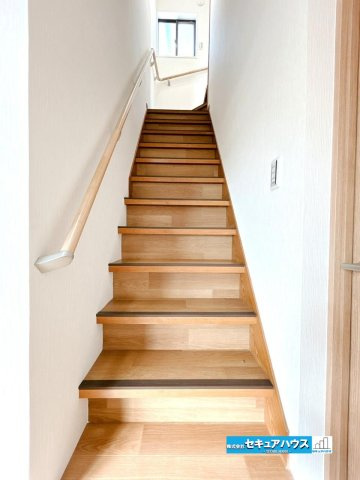 【中古戸建】東海市荒尾町奥曽山の内装|■階段
手すりとすべり止めがあるので小さなお子様やご高齢の方でも安心して昇り下りできます。