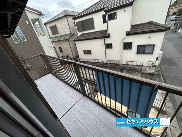 【中古戸建】東海市荒尾町奥曽山のバルコニー|■バルコニー
床塗装済み。お天気のいい日は布団干し日和。家族のお布団はこちらで干せます。