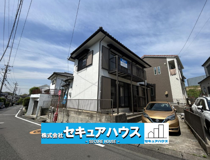 【中古戸建】東海市荒尾町奥曽山の外観|■現地外観写真
敷地面積約37坪、建物面積約25坪。
駐車並列2台可能！オプション工事でカーポート設置などいかがでしょうか。その他にも、フェンスなどの「オプション工事」もご提案いたします♪