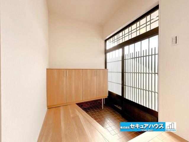 【中古戸建】東海市荒尾町奥曽山の玄関|■玄関ホール
シューズボックス交換、クロス張替え、照明器具交換。シューズボックスに家族の靴を片付けておけばスッキリとした玄関を保つことができます。