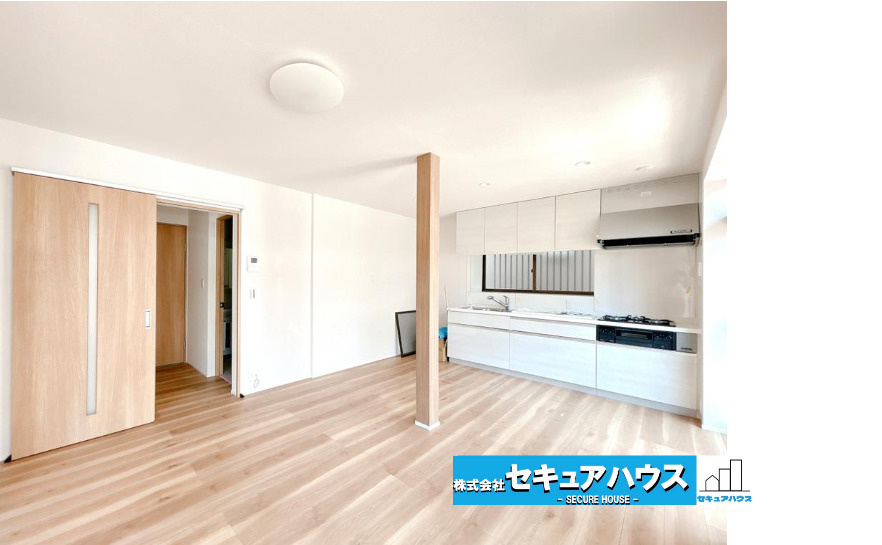 【中古戸建】東海市荒尾町奥曽山の居間・リビング|■約12帖のLDK
大きな窓によりLDKに沢山の採光を取り込むことができます。