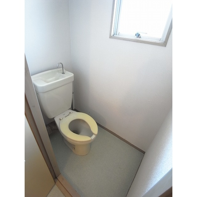長門石OCビル【キャッシュバック対象物件】のトイレ|ゆったりとした空間のトイレです