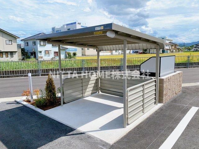 ホワイトストーク九日市のエントランス|屋根付きの駐輪場は無料です◇