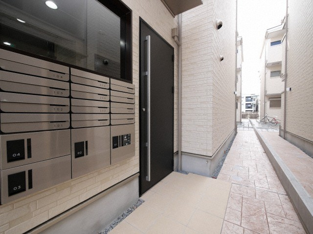 大阪市生野区巽中３丁目のアパートのエントランス