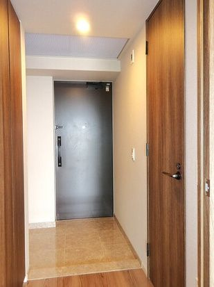 プラウドタワー亀戸クロスブライトタワー棟の玄関