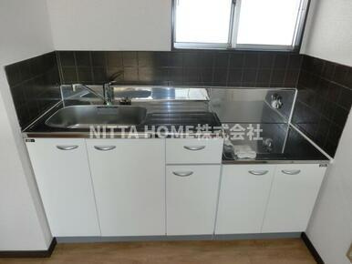 エビスハイツのキッチン|小窓付きのオープンタイプのキッチンになります★