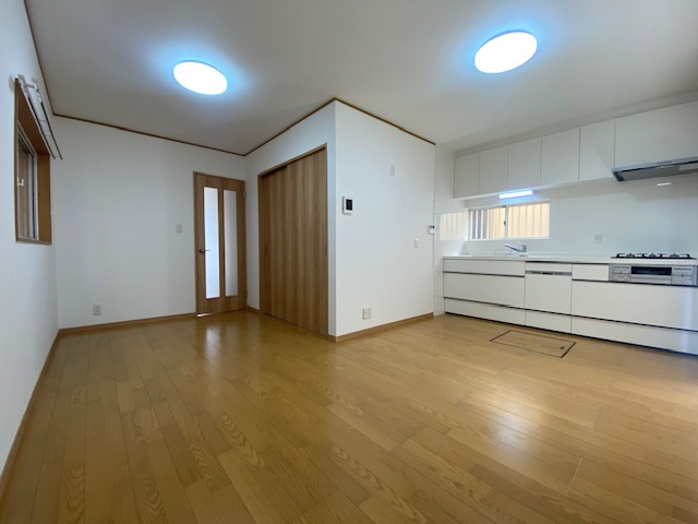 青木町中古戸建　室内全面リフォーム済の居間・リビング