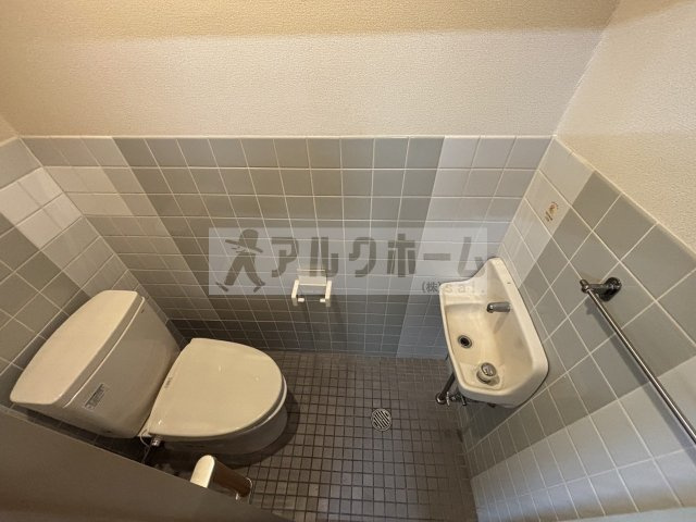 柏原市玉手町の店舗一部のトイレ