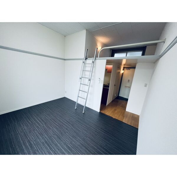 ミストラル西庄の居間・リビング