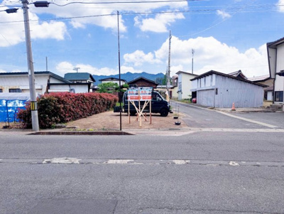 【外観】 | 高畠町大字高畠　売地 | 向かって右側の道路は一部４ｍに満たない部分があります。