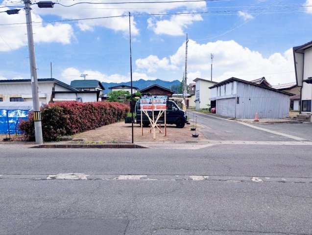 【外観】 | 高畠町大字高畠　売地 | 向かって右側の道路は一部４ｍに満たない部分があります。