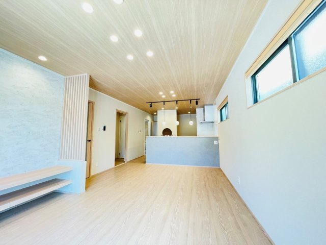 岡崎市上地6丁目　新築分譲住宅　全5棟　1号棟の居間・リビング|家族でくつろげる広々としたリビングダイニング。