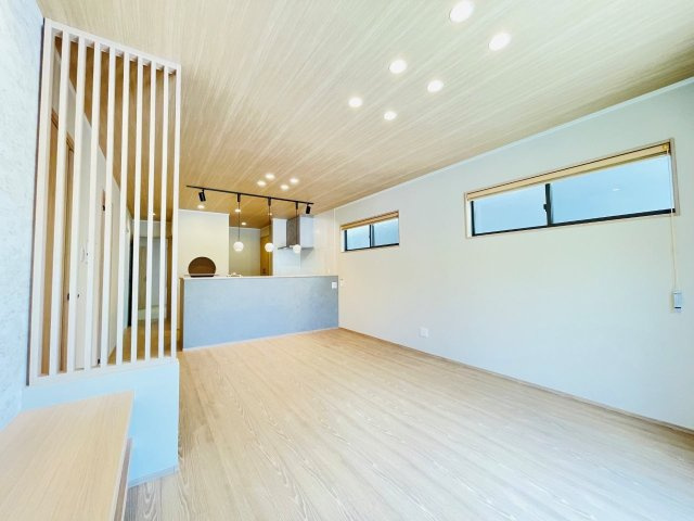 岡崎市上地6丁目　新築分譲住宅　全5棟　1号棟の居間・リビング|どこにいても家族の顔が見える、明るく開放的なLDK。