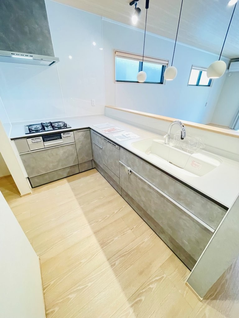 岡崎市上地6丁目　新築分譲住宅　全5棟　1号棟のキッチン|L型キッチンは作業スペースが広く確保でき、横移動もないので動線が良く作業効率が上がります。