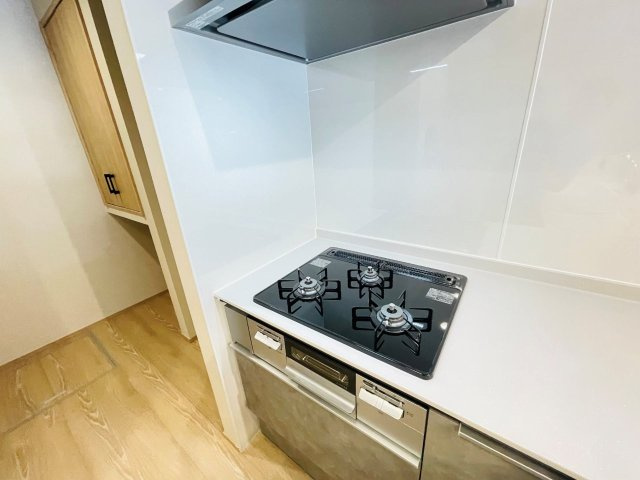 岡崎市上地6丁目　新築分譲住宅　全5棟　1号棟のキッチン|便利な3口コンロ。