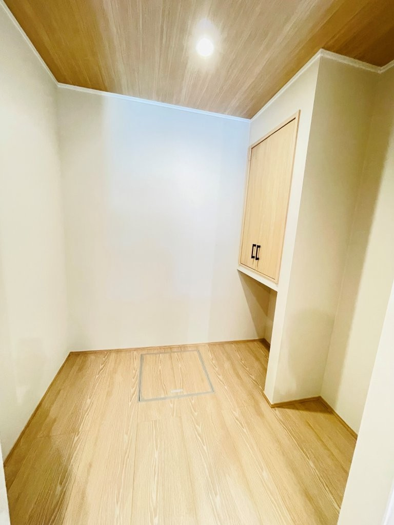 岡崎市上地6丁目　新築分譲住宅　全5棟　1号棟のキッチン|キッチンパントリーには非常時用の食品や、買い置き、消耗品などの収納に便利です♪