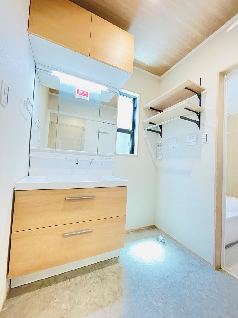 岡崎市上地6丁目　新築分譲住宅　全5棟　1号棟の独立洗面台|三面鏡仕様の洗面台！鏡の裏は収納になっています♪