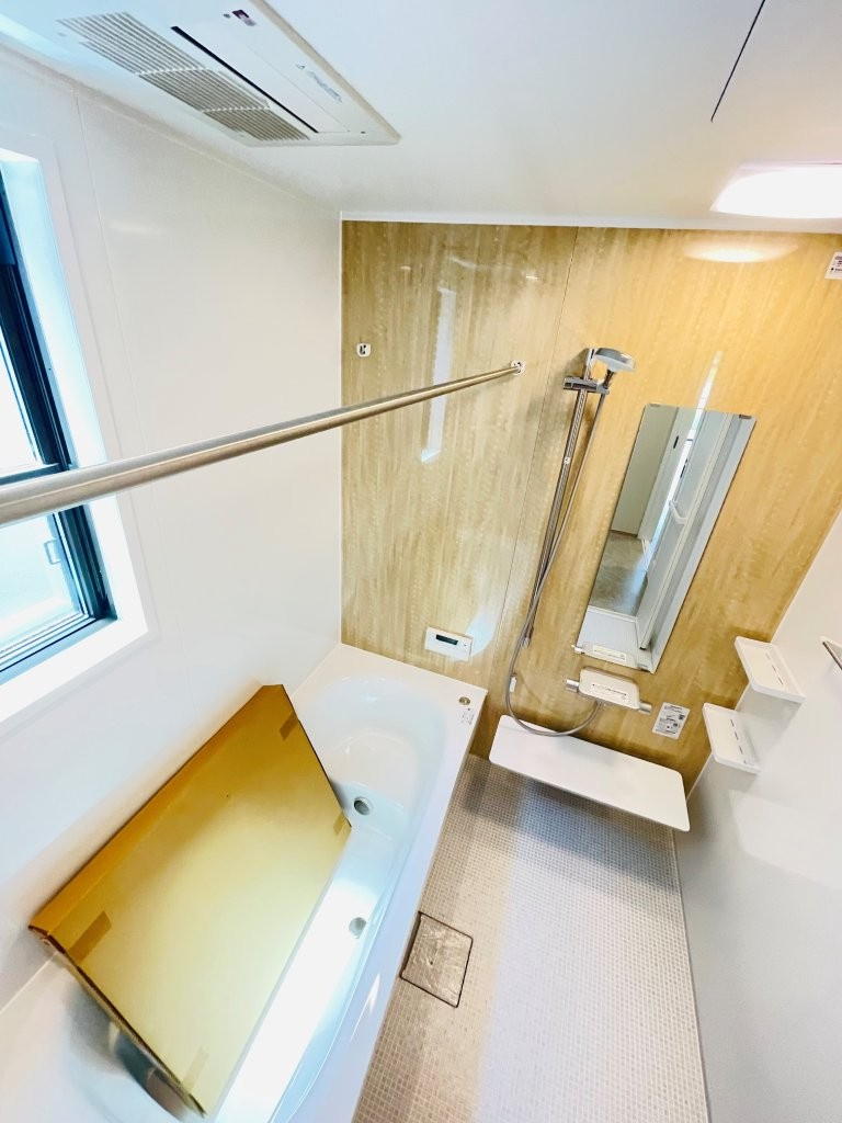 岡崎市上地6丁目　新築分譲住宅　全5棟　1号棟の浴室|１坪タイプのユニットバス！浴槽は断熱材入りでお湯が冷めにくいです♪浴室乾燥機で梅雨の時期は洗濯物を乾かせます！