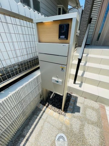 岡崎市上地6丁目　新築分譲住宅　全5棟　1号棟のその他|宅配ボックス付きなので、留守でも荷物を受け取ることができ便利です。