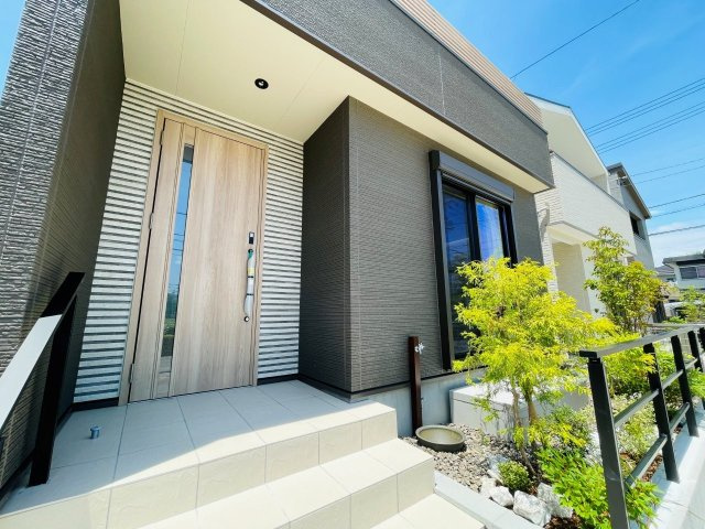 岡崎市上地6丁目　新築分譲住宅　全5棟　1号棟の玄関|玄関ポーチがあるので、雨の日でも濡れることがなくドアの開け閉めができます。