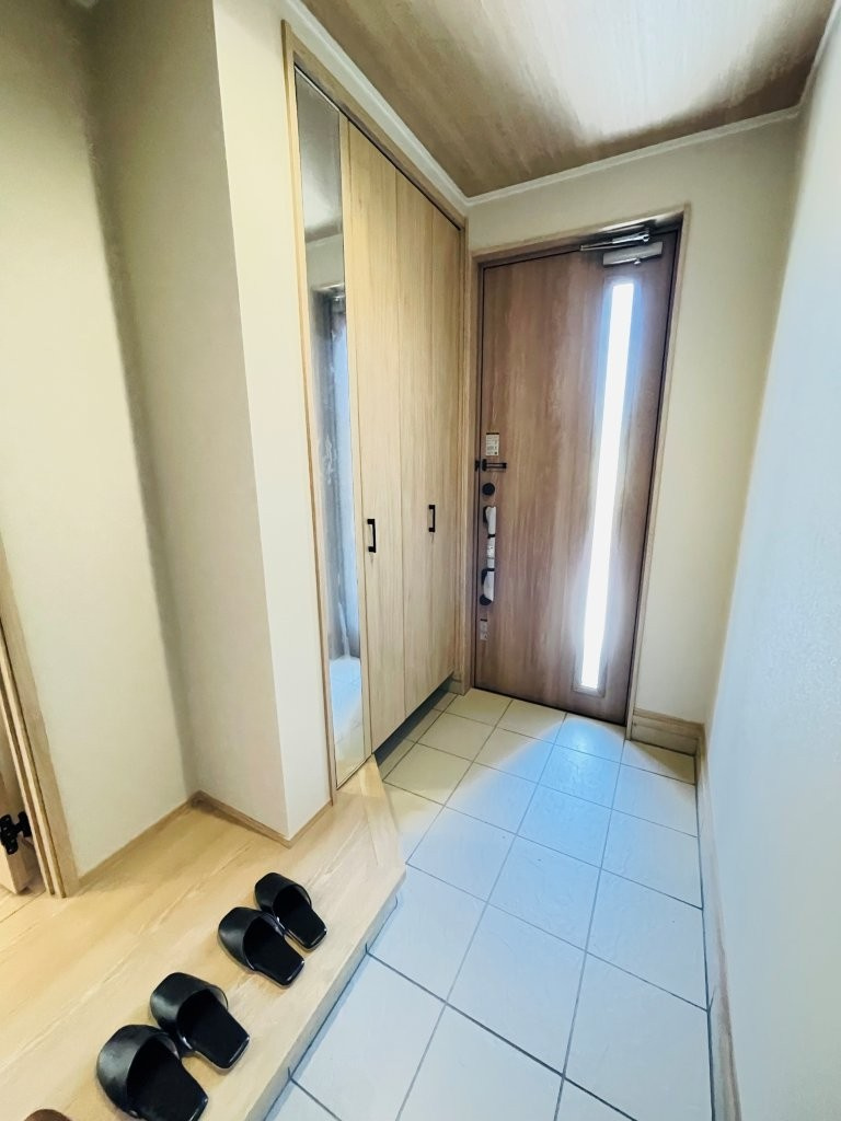 岡崎市上地6丁目　新築分譲住宅　全5棟　1号棟の玄関|大容量のシューズボックス付きで玄関が靴で散らかりません。