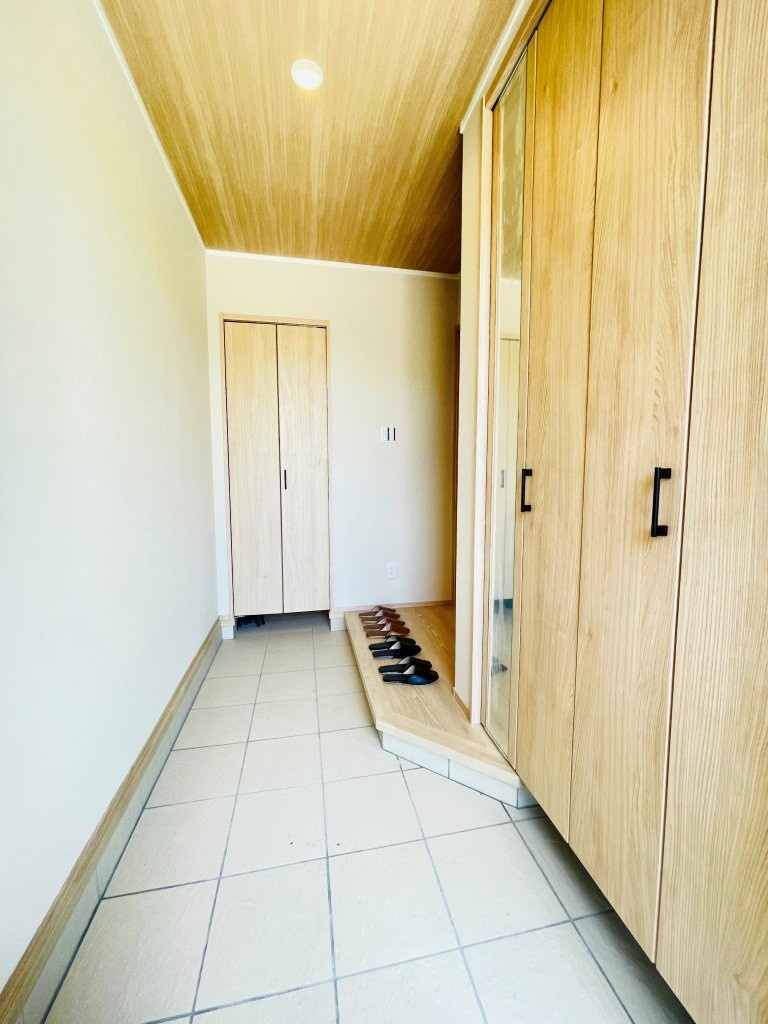 岡崎市上地6丁目　新築分譲住宅　全5棟　1号棟の玄関|シューズボックス付きの広々とした玄関です♪