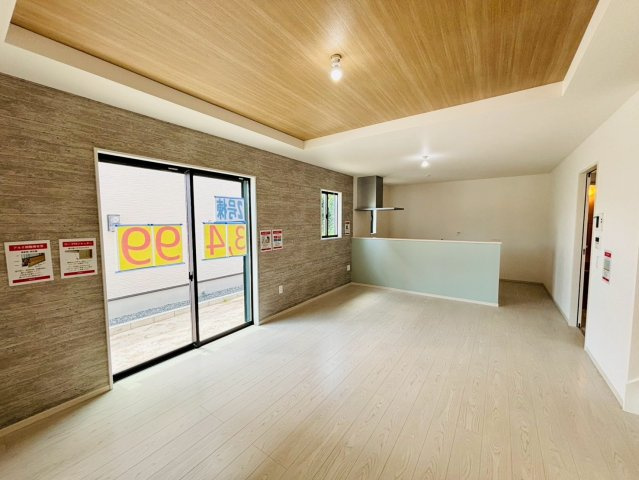 ケイアイエルデ／菊池郡大津町１期／２号棟の居間・リビング|折上天井とアクセントクロスがお洒落な空間を演出しております☆