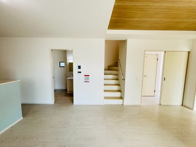 ケイアイエルデ／菊池郡大津町１期／２号棟の居間・リビング|人気のリビングイン階段を採用してます！