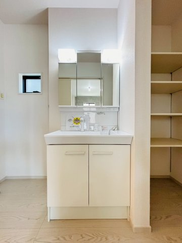 ケイアイエルデ／菊池郡大津町１期／２号棟の独立洗面台|大津町室2号棟！外観・室内設備をご確認下さい！当日内覧大歓迎