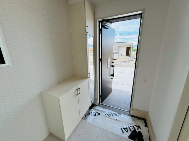 ケイアイエルデ／菊池郡大津町１期／２号棟の玄関|白を基調とした清潔感あふれる玄関です！