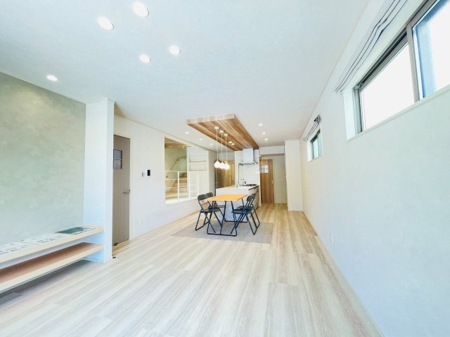 岡崎市上地6丁目　新築分譲住宅　全5棟　2号棟の居間・リビング|家族でくつろげる広々としたリビングダイニング。