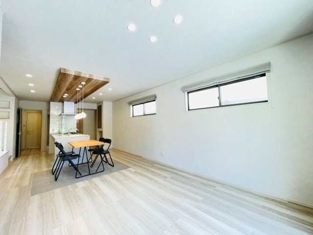 岡崎市上地6丁目　新築分譲住宅　全5棟　2号棟の居間・リビング|どこにいても家族の顔が見える、明るく開放的なLDK。