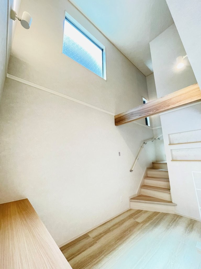 岡崎市上地6丁目　新築分譲住宅　全5棟　2号棟のその他共用部分|明るく開放的な吹き抜けのあるリビング♪