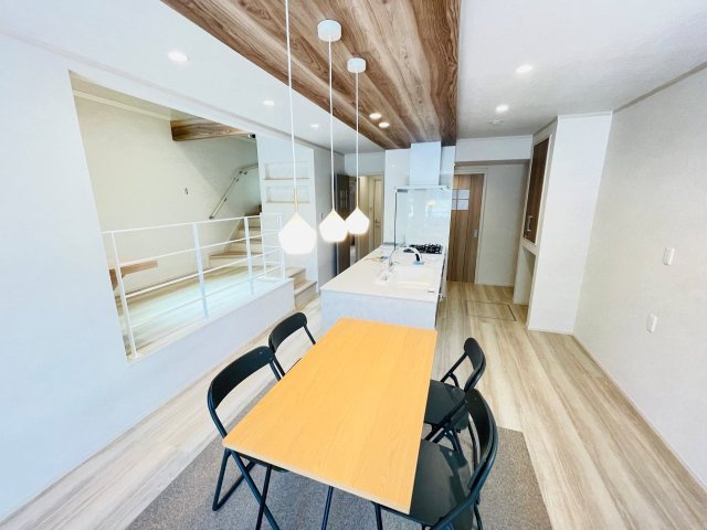 岡崎市上地6丁目　新築分譲住宅　全5棟　2号棟のキッチン|広いシステムキッチンでお子様と一緒にお料理もできます。