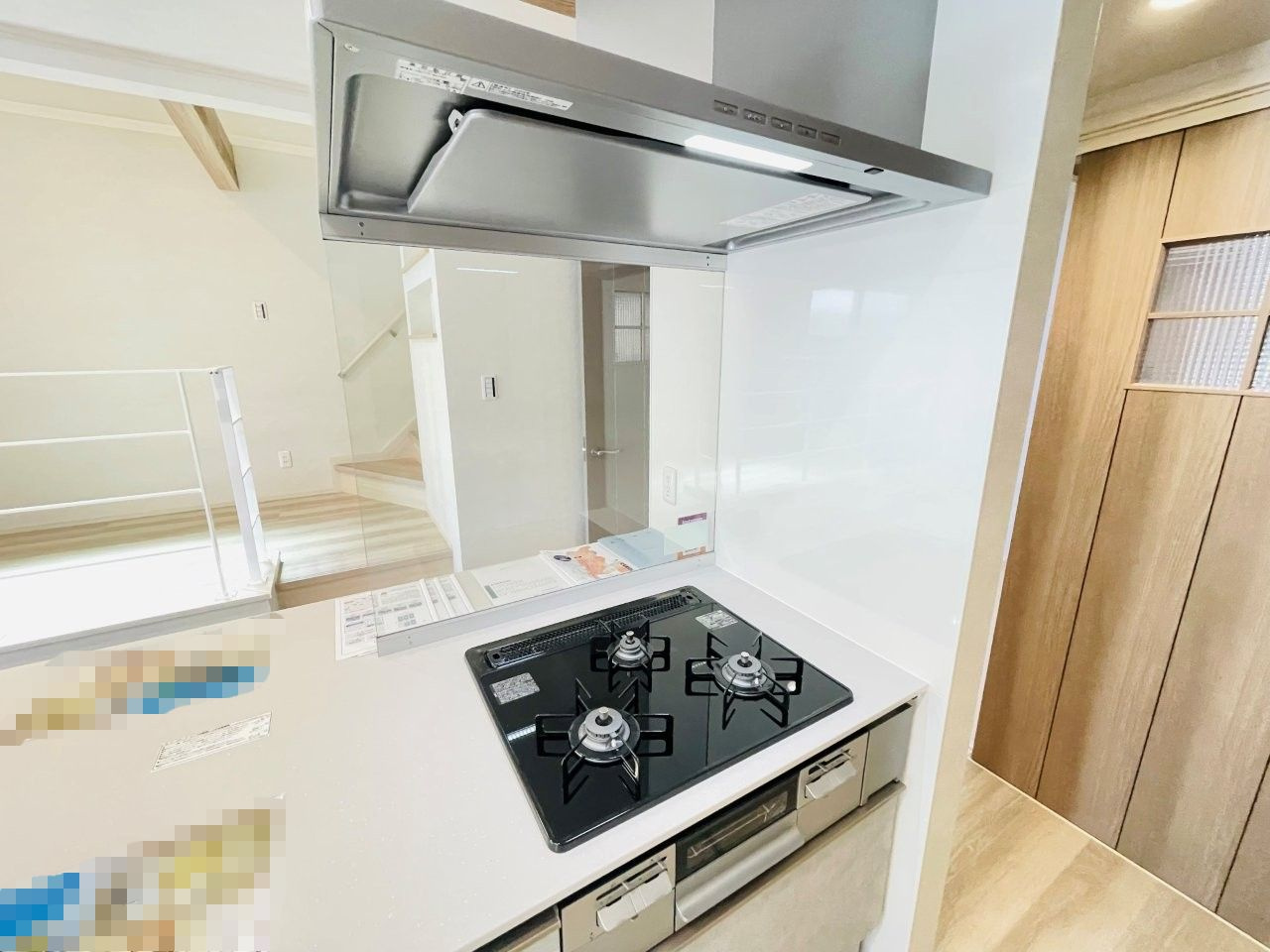 岡崎市上地6丁目　新築分譲住宅　全5棟　2号棟のキッチン|便利な3口コンロ。