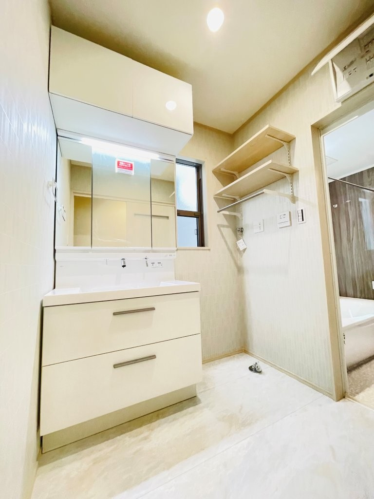 岡崎市上地6丁目　新築分譲住宅　全5棟　2号棟の独立洗面台|三面鏡仕様の洗面台！鏡の裏は収納になっています♪