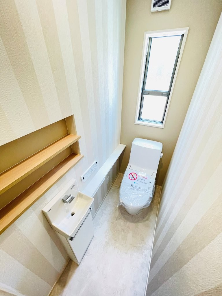 岡崎市上地6丁目　新築分譲住宅　全5棟　2号棟のトイレ|1階、2階とも温水洗浄機能付きトイレです。
