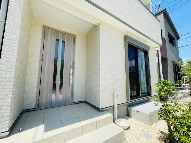 岡崎市上地6丁目　新築分譲住宅　全5棟　2号棟の玄関|玄関ポーチがあるので、雨の日でも濡れることがなくドアの開け閉めができます。