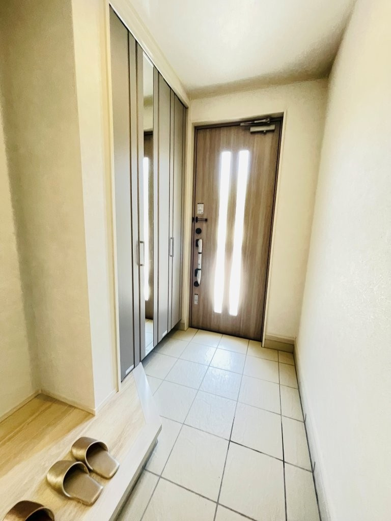 岡崎市上地6丁目　新築分譲住宅　全5棟　2号棟の玄関|大容量のシューズボックス付きで玄関が靴で散らかりません。