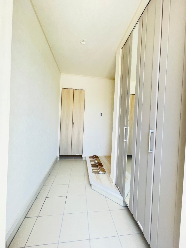 岡崎市上地6丁目　新築分譲住宅　全5棟　2号棟の玄関|シューズボックス付きの広々とした玄関です♪