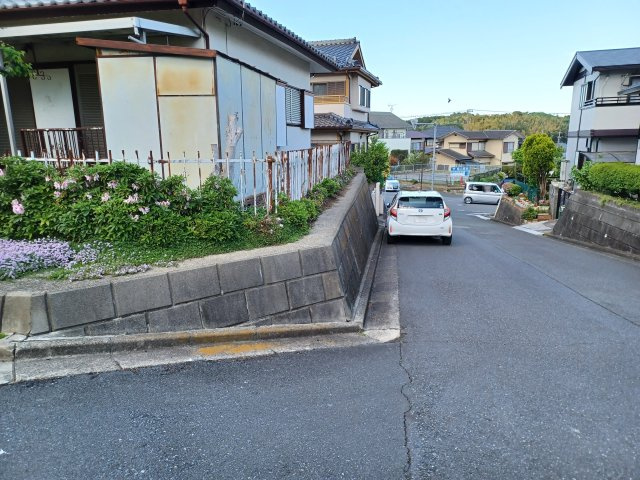 鳩山町鳩ヶ丘2-867-265　古家付土地66坪の前面道路含む現地写真|南東側約5.8ｍ公道に約15ｍ接する