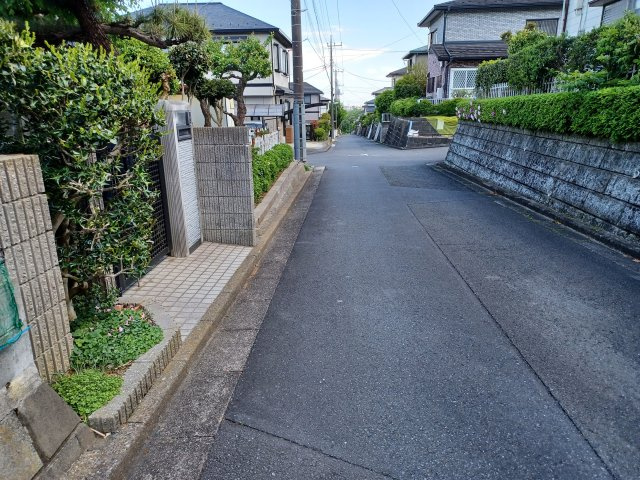 鳩山町鳩ヶ丘2-867-265　古家付土地66坪の前面道路含む現地写真|南西側約4.3ｍ公道に約13ｍ接する