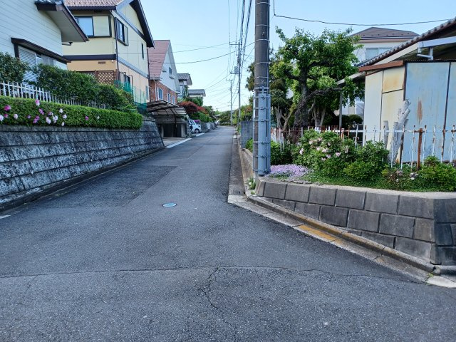鳩山町鳩ヶ丘2-867-265　古家付土地66坪の前面道路含む現地写真|南西側約4.3ｍ公道に約13ｍ接する