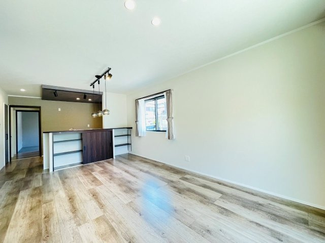 岡崎市上地6丁目　新築分譲住宅　全5棟　3号棟の居間・リビング|どこにいても家族の顔が見える、明るく開放的なLDK。