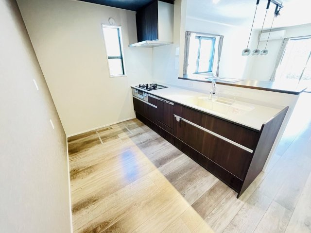 岡崎市上地6丁目　新築分譲住宅　全5棟　3号棟のキッチン|広いシステムキッチンでお子様と一緒にお料理もできます。