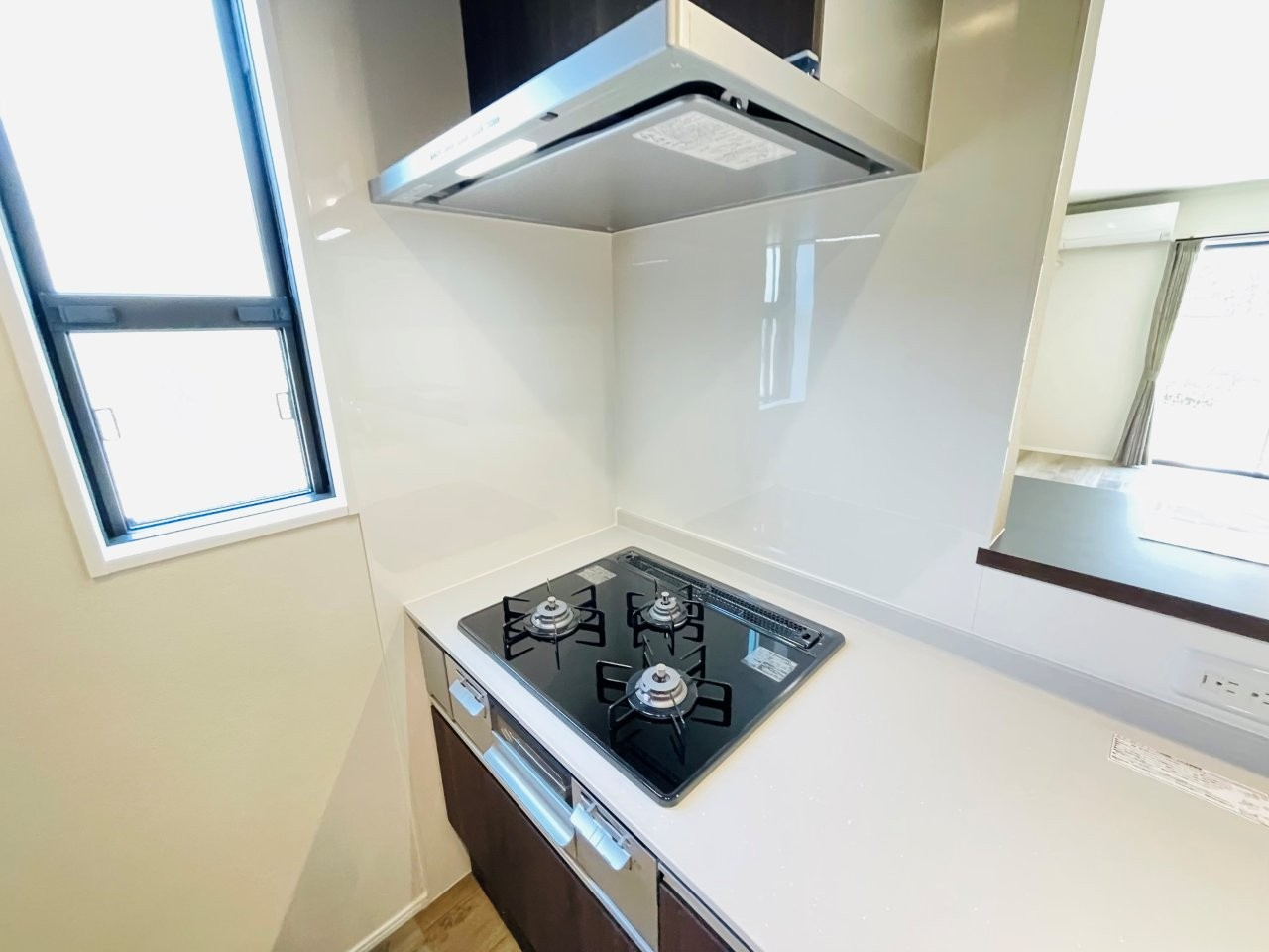 岡崎市上地6丁目　新築分譲住宅　全5棟　3号棟のキッチン|便利な3口コンロ。