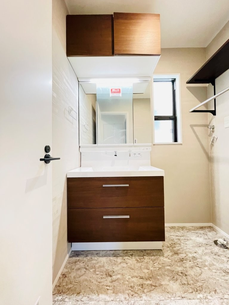 岡崎市上地6丁目　新築分譲住宅　全5棟　3号棟の独立洗面台|三面鏡仕様の洗面台！鏡の裏は収納になっています♪