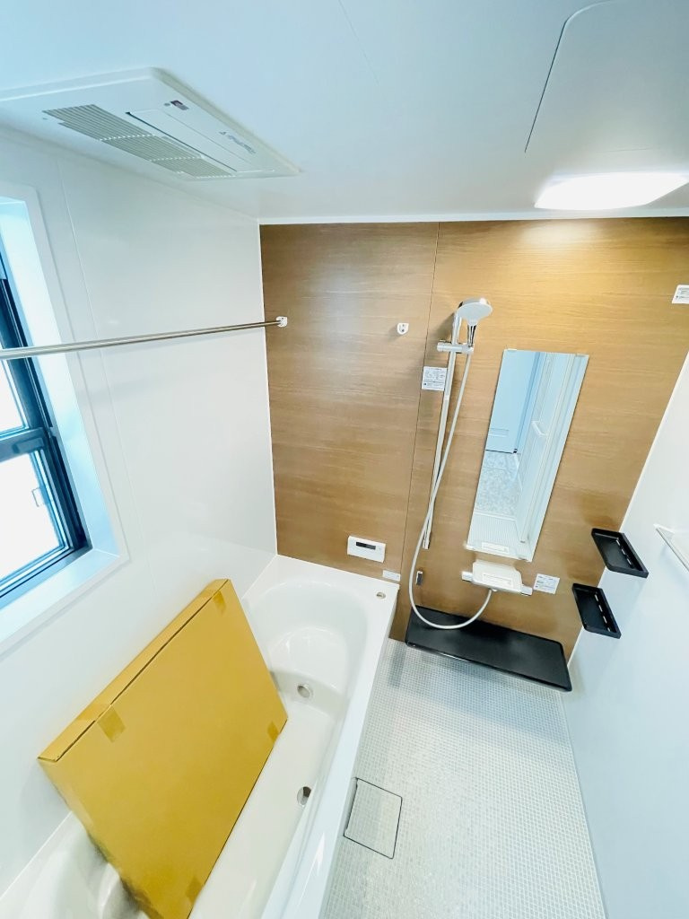 岡崎市上地6丁目　新築分譲住宅　全5棟　3号棟の浴室|１坪タイプのユニットバス！浴槽は断熱材入りでお湯が冷めにくいです♪浴室乾燥機で梅雨の時期は洗濯物を乾かせます！